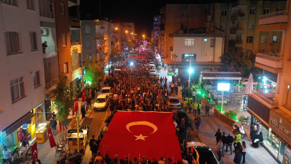 Mersin Erdemli'de binlerce kişi meşaleli bayrak yürüyüşüne katıldı