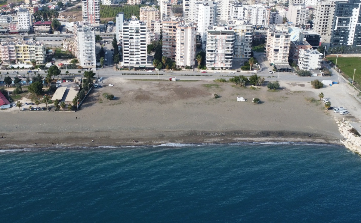 Mersin'de deniz ve kumsal satışa çıkarıldı