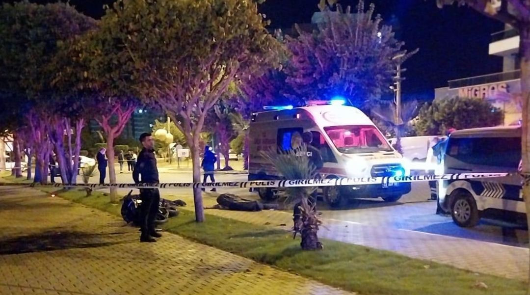 Mersin'de motosiklet ağaca çarptı: 2 ölü